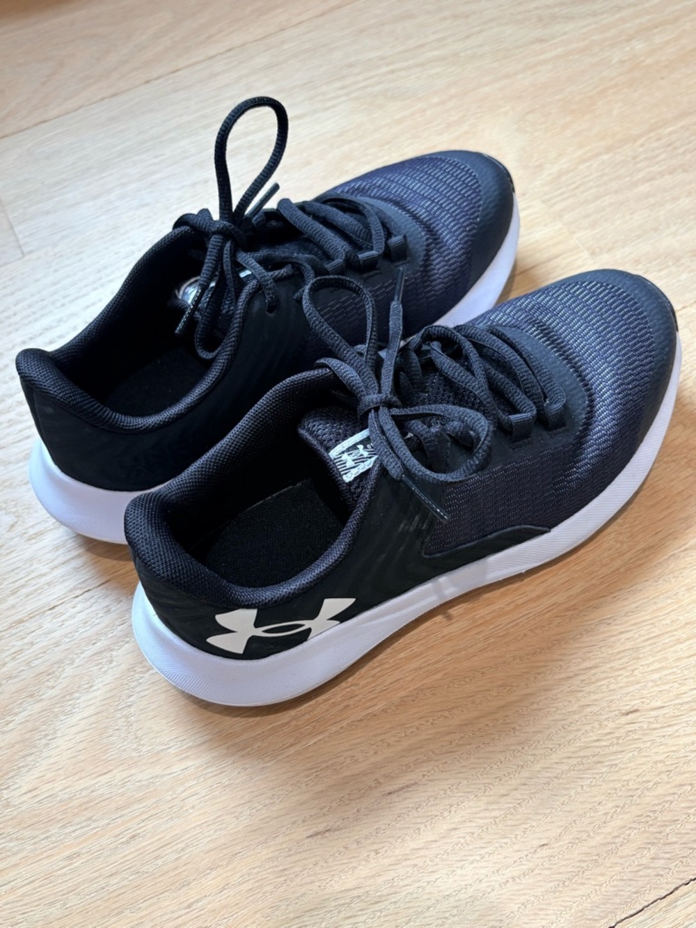 Like new Boys Under Armour sneakers 4.5